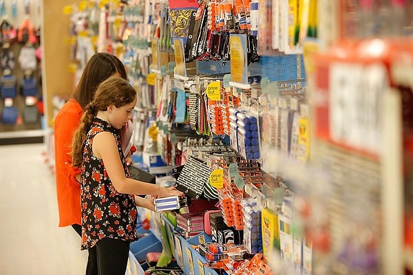 Milli Eğitim Bakanlığı (MEB), eğitimle ilgili kitap, kırtasiye ve diğer öğretim materyalleri için öğrenci velilerinden yasa dışı şekilde "fahiş fiyat" talep eden bazı özel okullara yönelik inceleme başlattı. Birçok özel okulda kırtasiye masraflarının 45 bin TL ile 70 bin TL arasında değiştiği bildiriliyor.