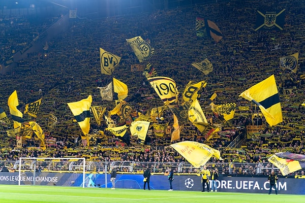 Bundesliga ekiplerinden Borussia Dortmund silah üreticisi Rheinmetall ile 3 yıllık sponsorluk anlaşmasına imza attı.