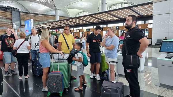 Uçuş seferlerinin iptal olması nedeniyle mağdur edilen yolcuların bazıları sinir krizi geçirdi, bazıları ise gözyaşlarına hakim olmadı.