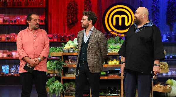 MasterChef Türkiye'de artık üçüncü haftanın sonlarındayız. Hafta boyunca mavi ve kırmızı takıma ayrılan yarışmacılar hem takımca hem de bireysel olarak kıyasıya rekabet etmişlerdi.