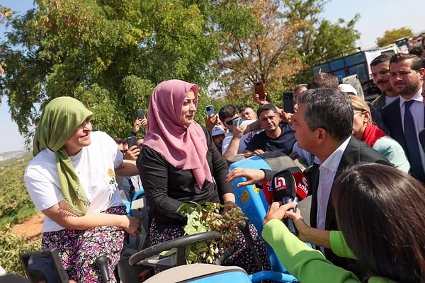 Fıstık mitingi için Gaziantep’e gelen CHP Genel Başkanı Özgür Özel’in önü bir grup çiftçi tarafından kesilerek sorunlar dile getirildi. Özel'in önünü kesenler arasında, traktör üzerinde olan protestocu kadının CHP Nizip Belediye Başkanı Ali Doğan’ın eşi Aslıhan Doğan olduğu ortaya çıktı.