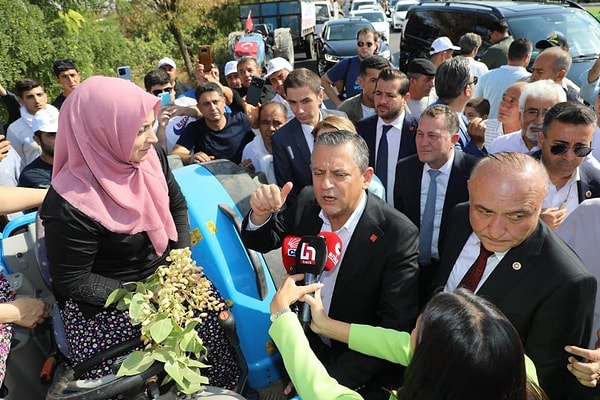 Çiftçiler Özgür Özel'e sorunlarından bahsetti, CHP'li Nizip Belediye Başkanı Ali Doğan ise bu anları sosyal medya hesabından paylaştı.