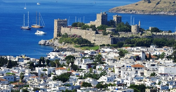 Tatil için gittiğiniz sıcak bölgelerde, denizin kıyısında sıralanan evlerin renkleri genellikle dikkatinizi çekmiştir.