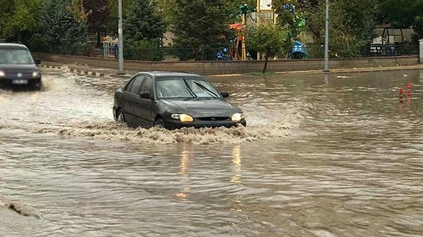 AFAD'ın sosyal medya hesaplarından duyurulan açıklamaya göre, sağanak Sinop'un doğu ilçelerinden başlayıp kent geneline yayılacak ve 'çok kuvvetli' olacak.