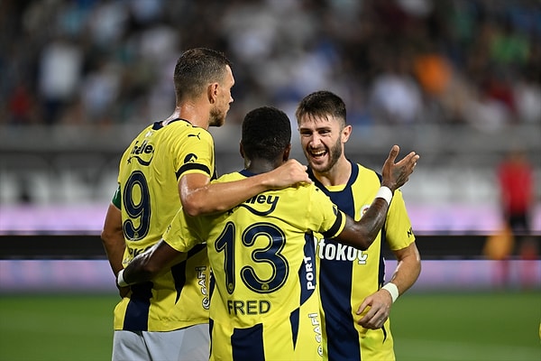 Bir golü de Edin Dzeko'nun ayağından bulan sarı lacivertliler, rakibinin kendi kalesine attığı golle skoru belirlemiş oldu. 5-0 biten maçın ardından Fenerbahçe maç fazlasıyla liderlik koltuğuna oturdu.