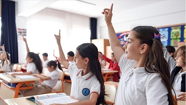 Bir süredir sosyal medyada gündemi meşgul eden okulların açılmasının erteleneceğine dair iddialar öğrenci ve velilerin kafasını karıştırıyor.