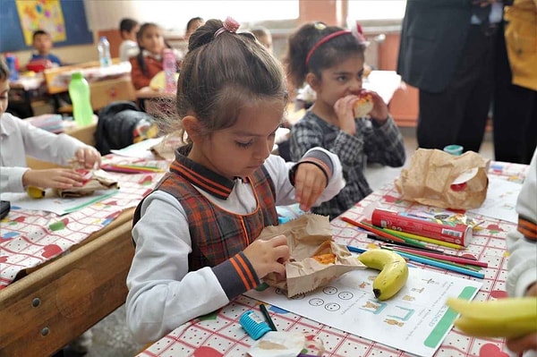 Mahir Polat, tüm bu hesaplamaların ardından bir beslenme çantasını doldurabilmek için yapılacak harcamanın geçtiğimiz yıla göre yüzde 102.73 zamlanarak 330 TL’den 669 TL’ye ulaştığını söyledi. Mahir Polat, “Artık beslenme çantası da lüks oldu” açıklaması yaptı.