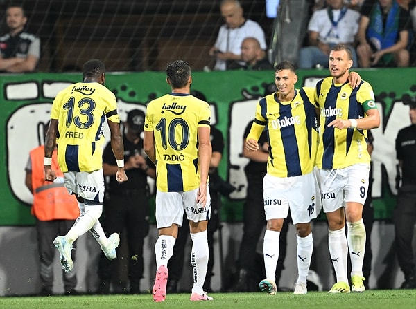 Eksik maçlarla tamamlanan üçüncü haftaya damgasını Fenerbahçe vurdu. Rize'de zorlu geçmesi beklenen maçta sarı lacivertli ekip 5 golle 3 puanı aldı.