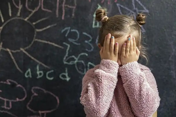 Çocukları bu dönemde psikolojik olarak okul dönemine hazırlamak oldukça önemlidir. Adaptasyon süreci evde başlar ve daha sonra okul ile devam eder.