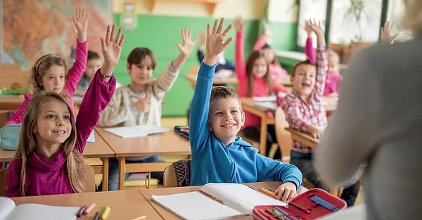 Okula adaptasyon sürecinde uyku ve beslenme düzeninin oluşturulması da oldukça önemlidir. Yaz tatilinde geç uyumaya alışan öğrenciler erken kalkmakta zorluk yaşayabilir.