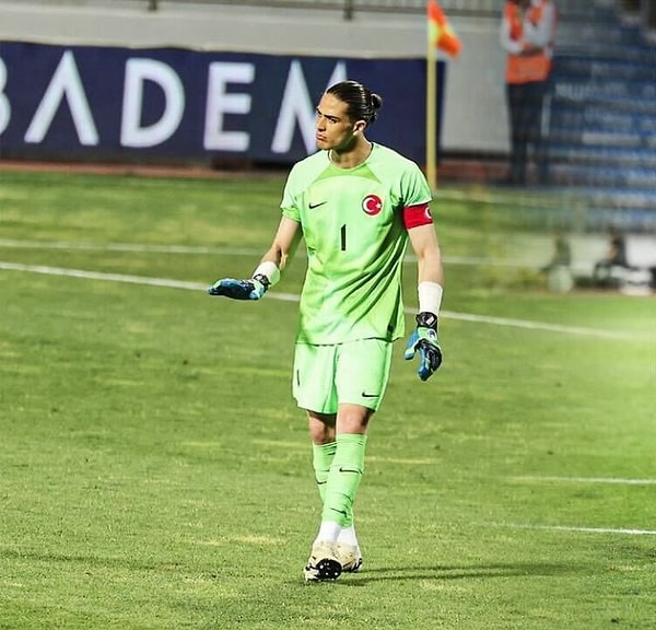 Bilmeyenler için, milli kalecimiz Doğan Alemdar şimdilerde Fransa Ligue 1 takımlarından Rennes'de forma giyiyor. Geçtiğimiz günlerde sakatlık geçiren futbolcu, bugünlerde sahalardan uzak kalmayı tercih ediyor.