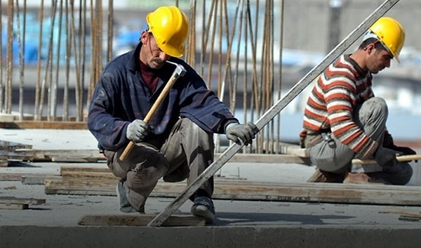 Ankara'daki bir şirkette proje yöneticisi olarak çalışan ve 2019 yılında maaşının 20 günden fazla gecikmesini gerekçe göstererek işten ayrılan kişi, iş akdini haklı nedenle feshettiğini ileri sürerek kıdem tazminatı, yıllık izin ücreti ve fazla çalışma ücreti alacaklarının faizi ile ödenmesi için iş yerine dava açtı.