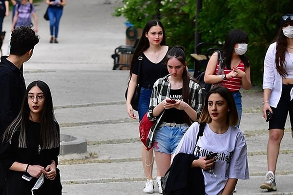 Yapılan araştırmaya göre gençler hasta günlerini ve zihinsel sağlık günlerini artırıyorlar. Genç çalışanlar, kariyerlerinin henüz başında olmalarına rağmen, iş-yaşam dengelerini koruma adına daha fazla izin alıyor ve hatta izne çıkıyorlar.