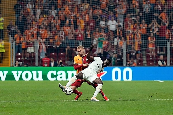 Galatasaray, Şampiyonlar Ligi'ne veda etti. Sarı-kırmızılılar, Avrupa'nın kulüpler bazındaki bir numaralı organizasyonunun play-off turunda İsviçre ekibi Young Boys'a elendi. Temsilcimiz, 3-2 kaybettiği ilk maçın rövanşında da rakibine evinde 1-0 yenilerek Devler Ligi hayalini noktaladı.