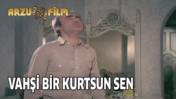 Bu arada ne kadar dikkatinizi çekti bilmiyoruz ama Şener Şen'in filmdeki ismi Şakir, aslında o dönem kendisine yapışmış bir rol ismi. Ünlü oyuncu Çiçek Abbas, Çöpçüler Kralı ve Aşık Oldum filmlerinde de hep Şakir olmuştu.