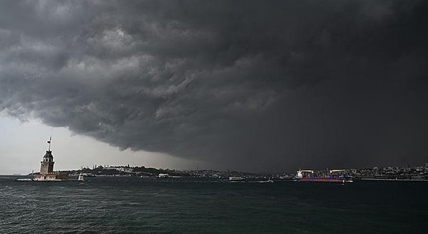 Sağanak yağış İstanbul'da etkili oldu.