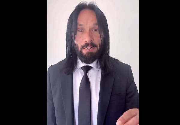 Keanu Reeves'in canlandırdığı John Wick karakterine benzerliği ile tanınan Ömer Arslan da kendi annesi ile olan fotoğrafını paylaşarak o yorumlara tepki gösterdi.