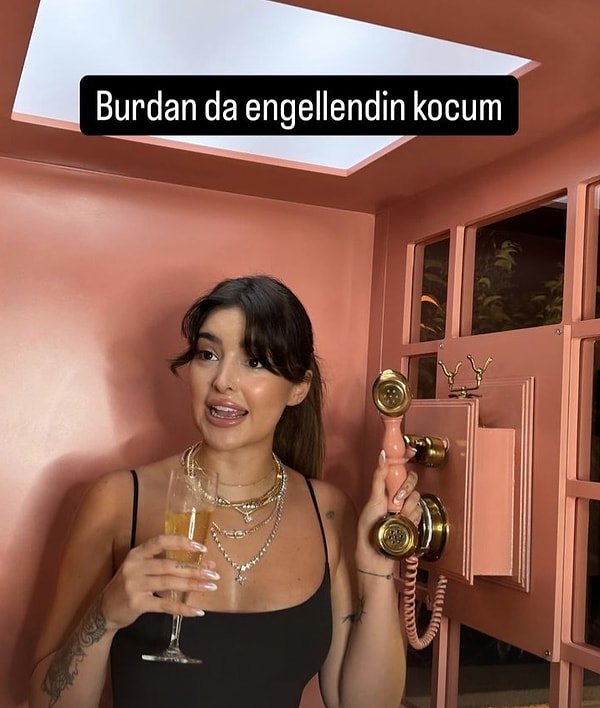 'B' harfli kolyesini çıkarttığı gibi Bertuğ'u da hayatından çıkartan Ala Tokel'den geçtiğimiz saatlerde manidar bir paylaşım geldi! Telefon başında verdiği poza "Buradan da engellendin koçum." yazan Tokel, ayrılığı kesinleştirmesinin yanında nedenini de iyice merak konusu haline getirdi!