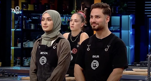 8. MasterChef Türkiye'de dün akşam Kerem'in eleme potasına giren Onur ve Beyza'ya bakarak söyledikleri yayında duyuldu. Herkesin merak ettiği aşk iddiaları doğrulanmış oldu.