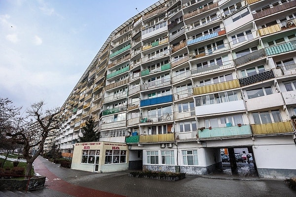 Tam 800 metre uzunluğundaki bu apartman bloğu, 4 farklı bölüme ayrılmış.