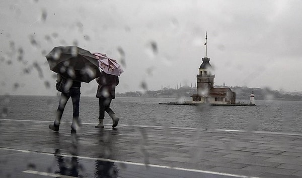 İstanbul’da 4 Eylül’e kadar aralıklı sağanak ve gök gürültülü sağanak yağmur geçişlerinin yaşanacağı belirtildi.