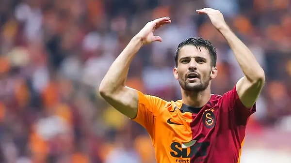 Galatasaray'da kampta Leo Dubois gelişmesi yaşanıyor. Kamp kadrosuna dahil edilerek Adana'ya götürülen oyuncunun sözleşmesi bugün feshedildi.