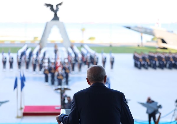 Okuldan mezun olan teğmenler hep bir ağızdan ‘Mustafa Kemal’in Askerleriyiz’ sloganları atarak yemin etti.