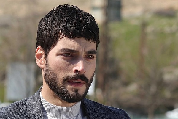 Hercai dizisinde hayat verdiği "Miran" karakteriyle adını kısa sürede geniş kitlelere duyurmayı başaran oyuncu Akın Akınözü geçtiğimiz aylarda çok büyük bir acı yaşamıştı.