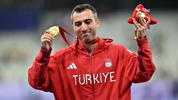 Son günde katılmaya hak kazandığı yarışlarda tarih yazan milli para atlet Serkan Yıldırım, erkekler T12 100 metre finalinde 10.70 derecesiyle Paralimpik Oyunlar şampiyonu olarak altın madalya kazandı.