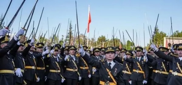 Tarihte ilk defa TSK'da Kara, Hava ve Deniz Harp Okullarını kadın öğrencilerin birincilikle bitirişinden hemen sonra gelen bu yorum, X kullanıcılarını adeta çileden çıkardı!