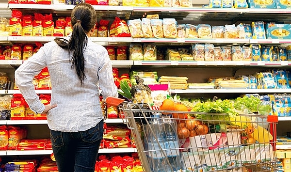 Yerleşik hane halkı nihai tüketim harcamaları da yılın ikinci çeyreğinde bir önceki yılın aynı çeyreğine göre zincirlenmiş hacim endeksi olarak yüzde 1,6 arttı.