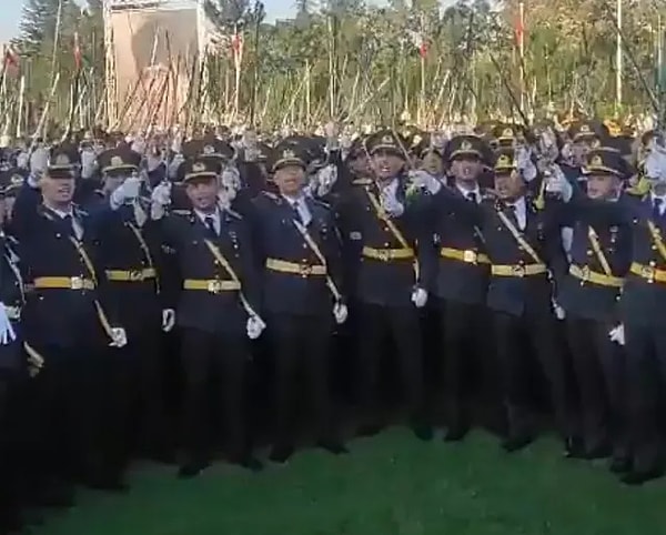 Gazeteci Müyesser Yıldız'ın haberine göre teğmenler hakkında idari tahkikat başlatıldı. Yıldız sosyal medyadan duyurduğu haberde, teğmenlerin bugün okula çağrıldığını duyurdu.