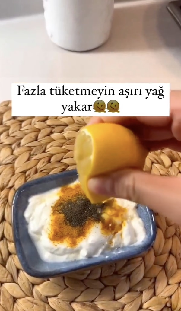 Üç kaşık yoğurda bir çay kaşığı zerdeçal ve yarım çay kaşığı karabiber ekliyoruz. Hepsi bu kadar değil tabii ki.