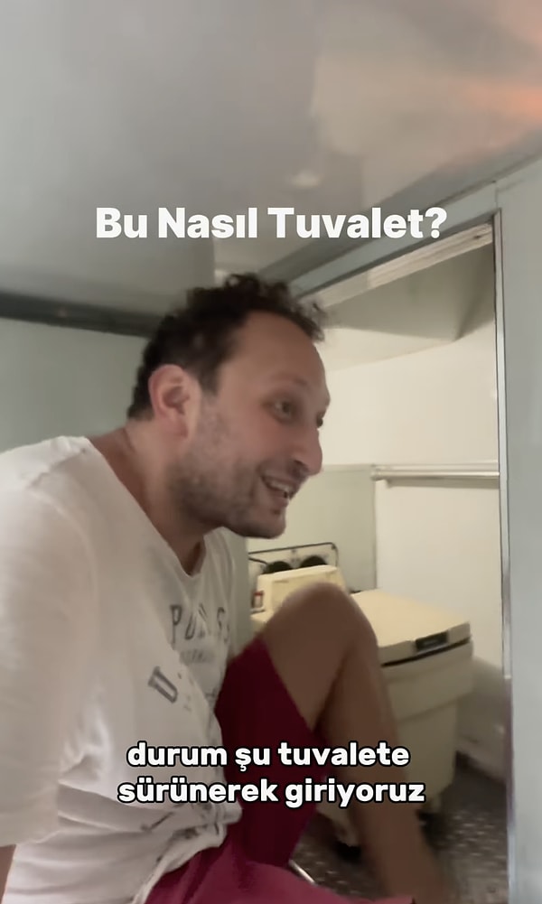 Yaklaşık 1 metre yükseklikteki tuvalette ayakta durmak da imkansız. Kullanıcı ''Burada ayağa kalkma şansımız yok'' dedi.