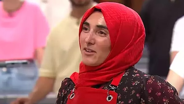 Bulduğu her boşlukta yemek üzerine çalışan ve kendini geliştiren Ayşe, önce MasterChef'in ilk haftalarında performans olarak en üst sıradaydı.