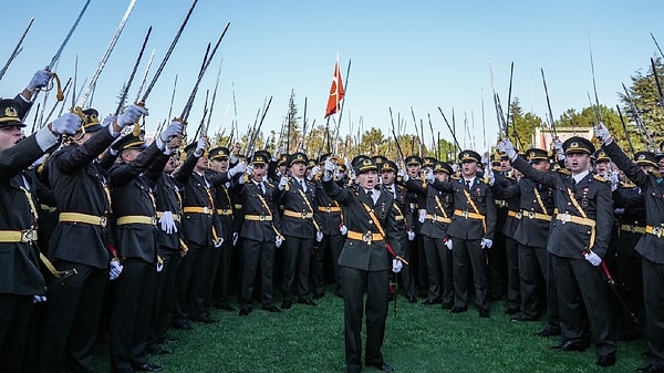 Kara Harp Okulu mezuniyet töreninde bir grup askerin yemin törenindeki görüntüleri tartışma yaratmıştı.