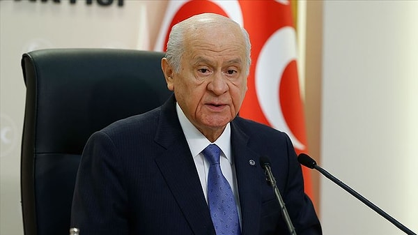 MHP lideri Devlet Bahçeli de yaptığı yazılı açıklama ile teğmen yemini hakkında fikirlerini paylaştı. Bahçeli’nin açıklamasında öne çıkanlar şöyle 👇