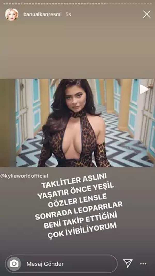 Leopar düşkünlüğünü bildiğimiz Afrodit, daha sonra da Kylie'nin leoparlı elbisesiyle süzüldüğü bir videoyu sosyal medyasında paylaştı. Bir üstteki fotoğrafta Kylie'nin yeşil gözlerine laf atan Alkan, bu sefer de leoparlı ve göğüs dekolteli elbiseyi merceğine alarak isyan etmişti.