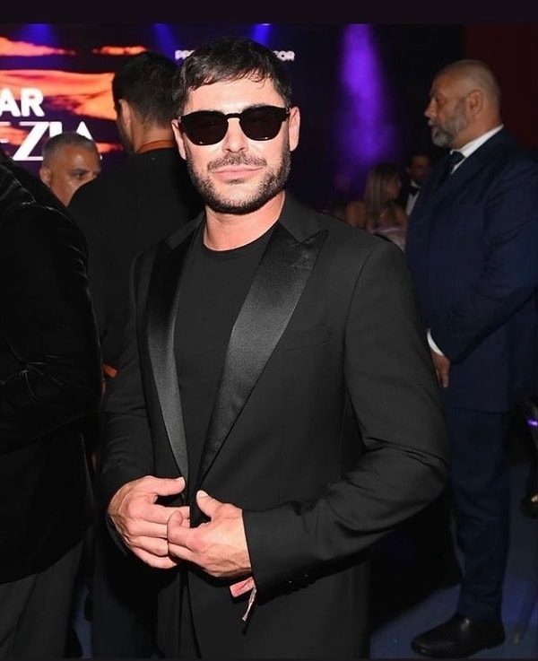 Geçtiğimiz ay talihsiz bir yüzme havuzu kazası geçiren Efron, hastaneden çıktığından beri ilk defa bir etkinliğe katıldı. Venedik'te gerçekleşen bir galaya katılan Zac Efron, sakallı imajıyla dikkat çekti.