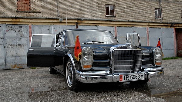 Arnavutluk’un zorlu yol koşulları da Mercedes-Benz’in popülaritesini artıran unsurlardan biri. Ülkenin yolları engebeli ve bakımsız, bu da birçok aracın kısa sürede yıpranmasına neden oluyor.