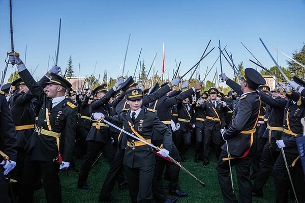 “Önce askeri disiplin nedir, onu öğren konuşmadan, beyanat vermeden. Genç teğmenlerimizin Teğmen Ebru Eroğlu liderliğinde kılıç çakıştırırken okudukları andımız mı birilerini rahatsız ediyor?”