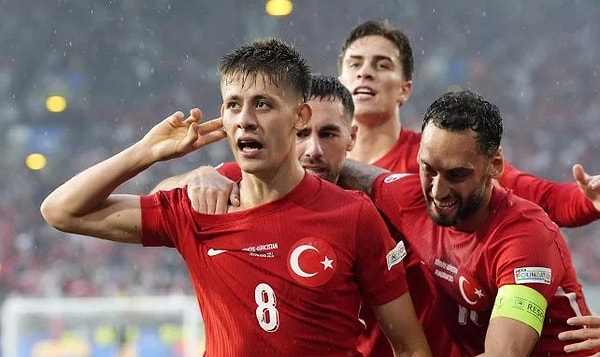 Arda, geçtiğimiz sezon takım arkadaşı Jude Bellingham’ın kazandığı ödülü kazanmak için Pau Cubarsi, Alejandro Garnacho, Arda Güler, Karim Konate, Kobbie Mainoo, Joao Neves, Savinho, Mathy Tel, Lamine Yamal, Warren Zaire-Emery isimlerle yarışacak.