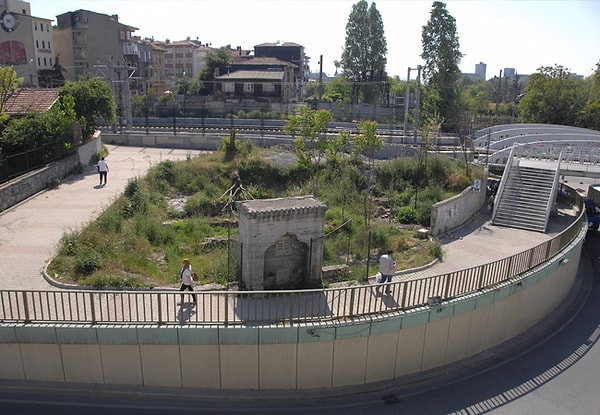 Öncelikle belirtelim, Ayrılık Çeşmesi durağının orada gerçekten de bir çeşme bulunuyor. Ayrıca Ayrılık Çeşmesi Mezarlığı da yine bu civarda.