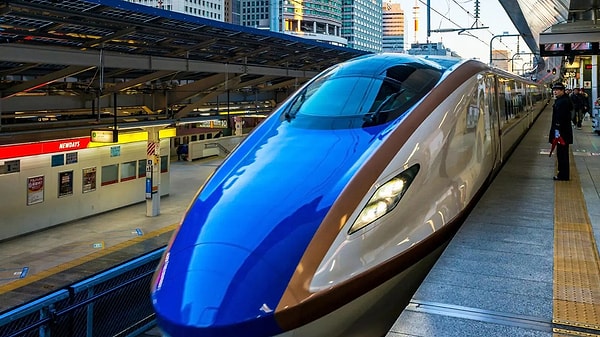 Japonya’nın meşhur Shinkansen treni sistemi, dakikliği ve hızıyla dünya genelinde hayranlık uyandırıyor.