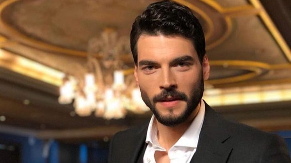 Filmde Büyüküstüne'e 'Hercai' ve 'Tuzak' dizilerindeki rolleriyle çok beğenilen Akın Akınözü eşlik edecek.