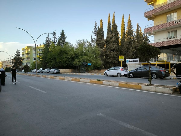 İlginç kaza, Hatay'ın Rerhanlı ilçesinde bir caddede meydana geldi. Yolun karşısına geçmeye çalışan kadına motosiklet çarptı.