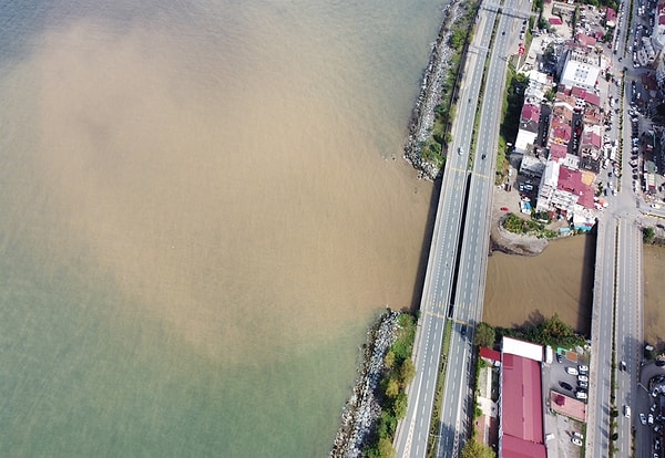 Sürmene ilçesinde menfezlerin tıkanması sonucu yağmur suları cadde ve sokakları göle çevirdi. Aşırı yağış, ilçe merkezinde irili ufaklı heyelanlara neden oldu.