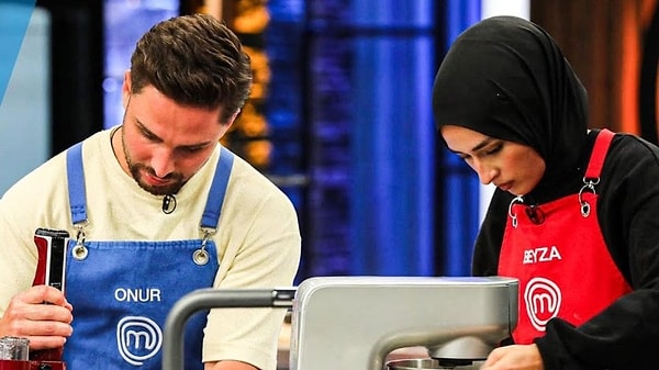 Tabii bu aşk iddiasının temelinde MasterChef'in üçüncü haftasında Onur'la Beyza'nın yakınlaştığı anlar vardı. Pek çok kişi bu anları izleyince aşık olduklarını ortaya atmış, hatta Beyza Onur'a ''Kardeşim'' dediği halde ortalık durulmamıştı.