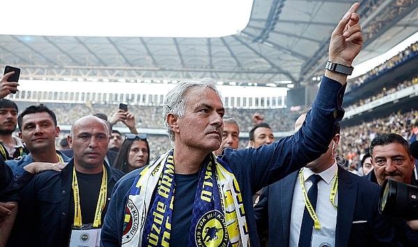 Bazı Fenerbahçeliler çocuğa ulaşılmasını isterken bazıları da İsmail Kartal ve Mourinho karşılaştırması yaptı.