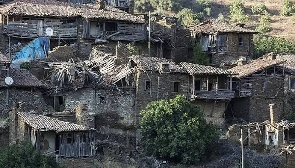 Bazı evler terk edilmiş bazıları da adeta bir harabeye dönmüş.